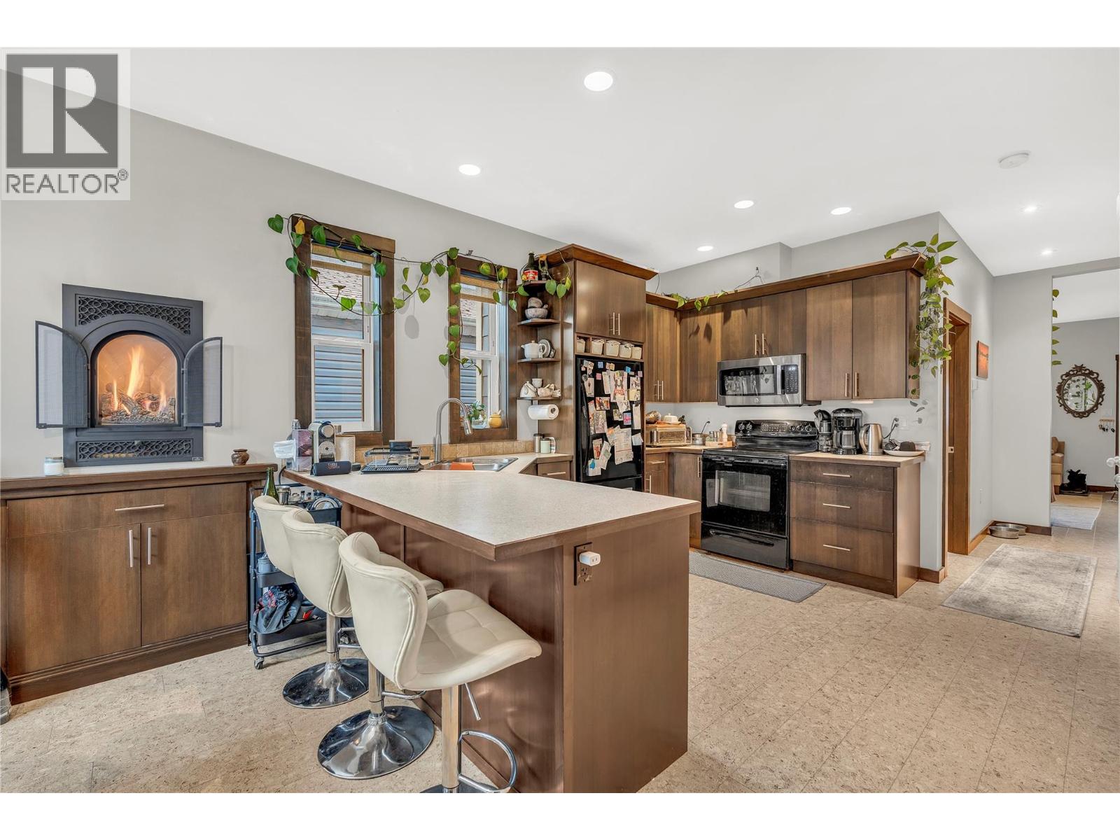#102 653 Papineau Street - 5