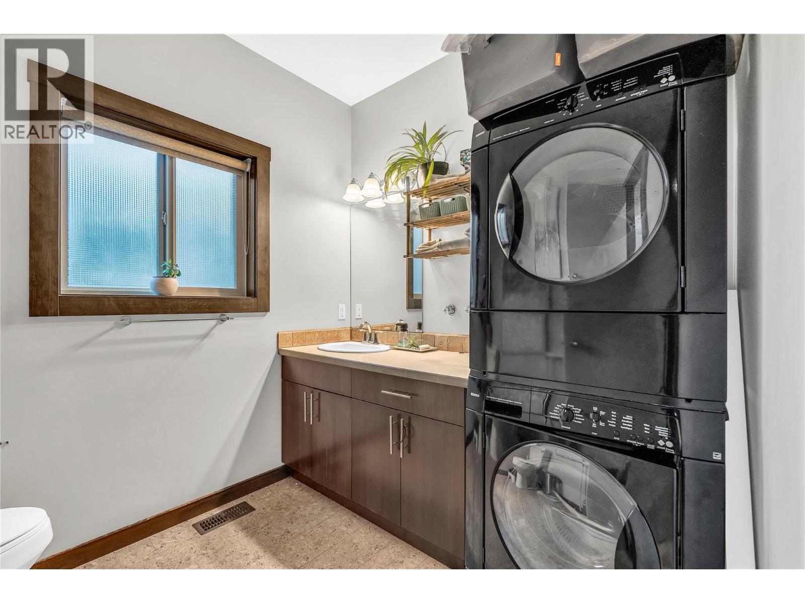 #102 653 Papineau Street - 8