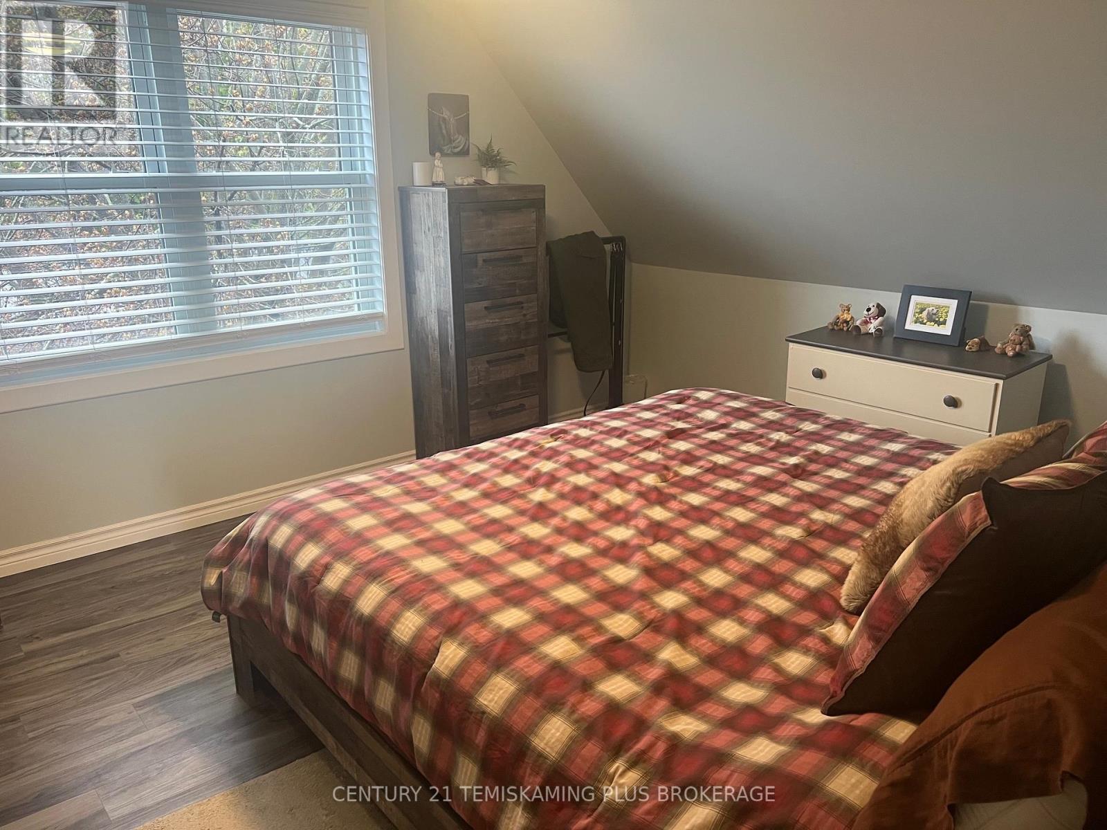 864153 UNO PARK ROAD - 6