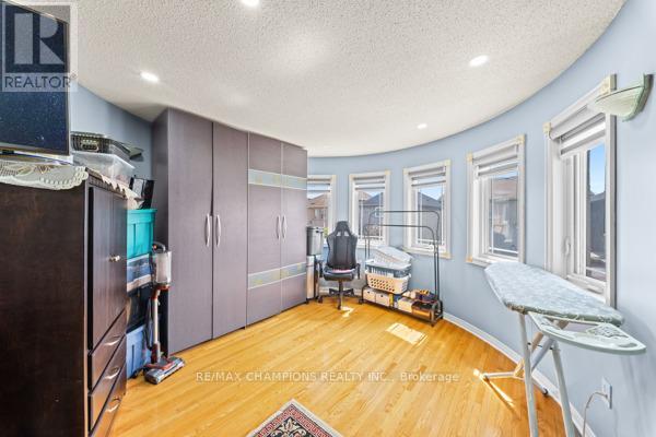3 FIDDLENECK CRESCENT - 32