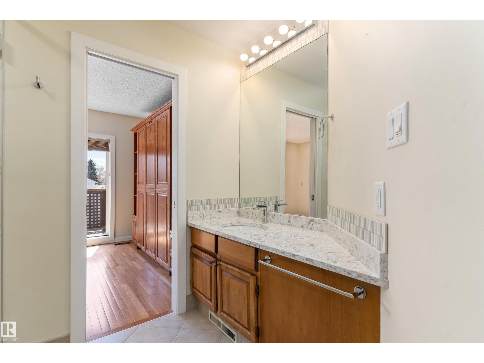#7 14824 45 AV NW - 32