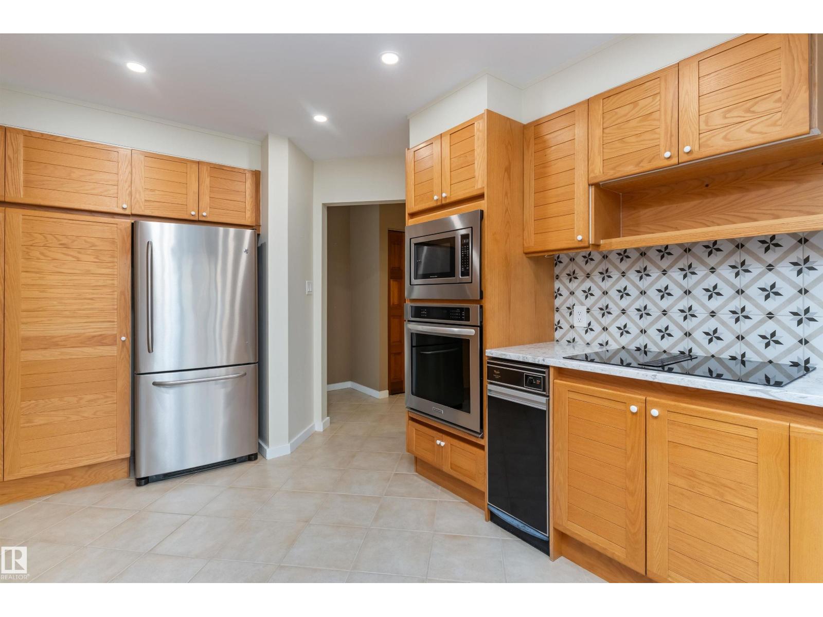 #7 14824 45 AV NW - 8
