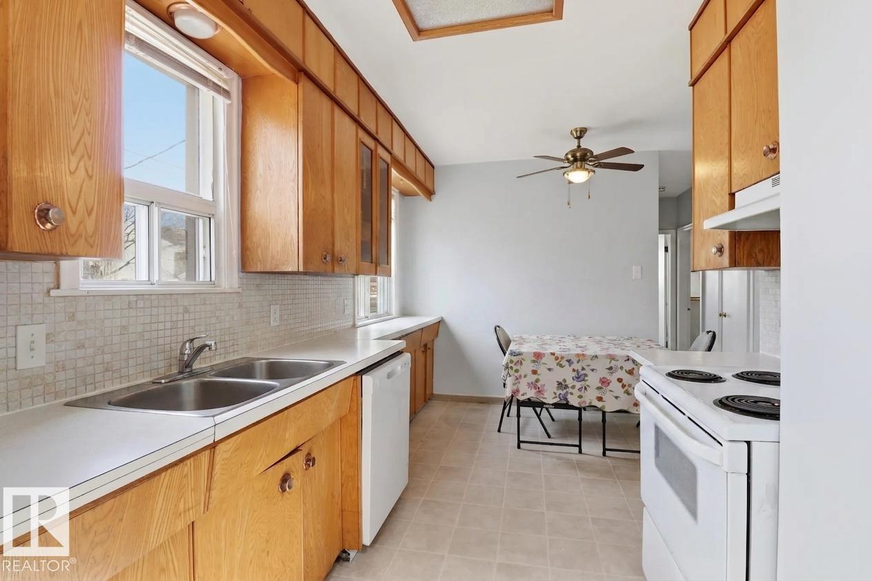 9206 / 9208 90 ST NW - 6