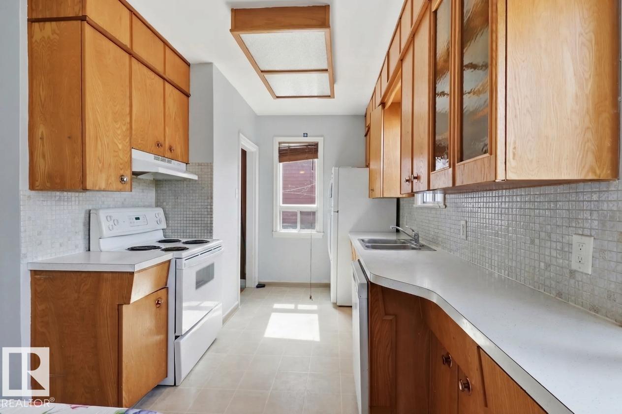 9206 / 9208 90 ST NW - 7