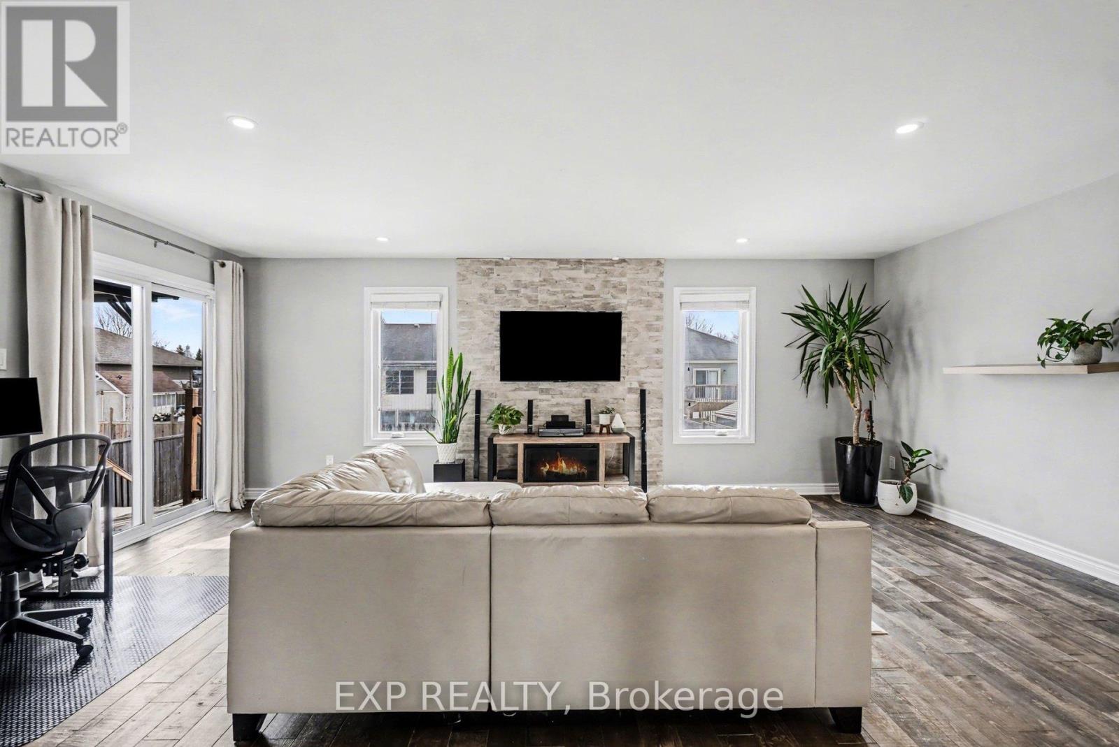 111 DESJARDINS STREET - 10