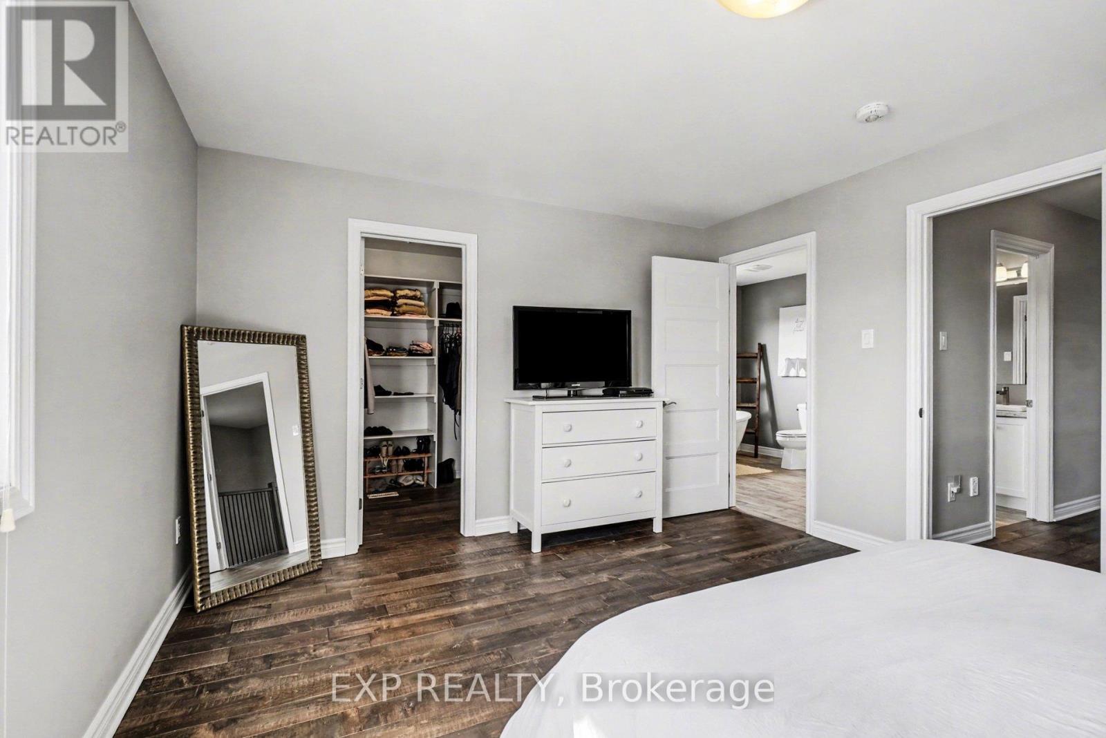 111 DESJARDINS STREET - 24