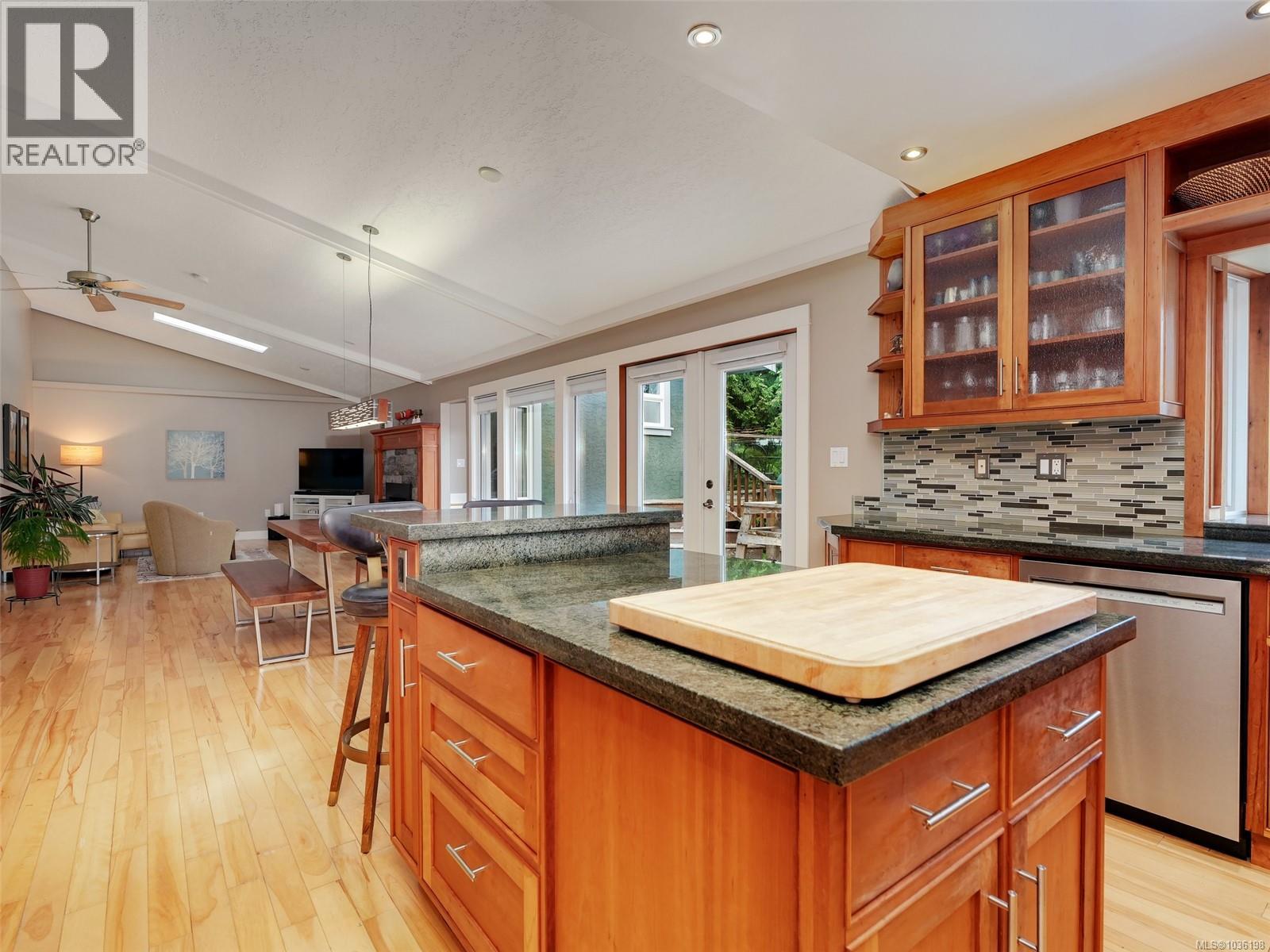  5148 Santa Clara Avenue, Saanich