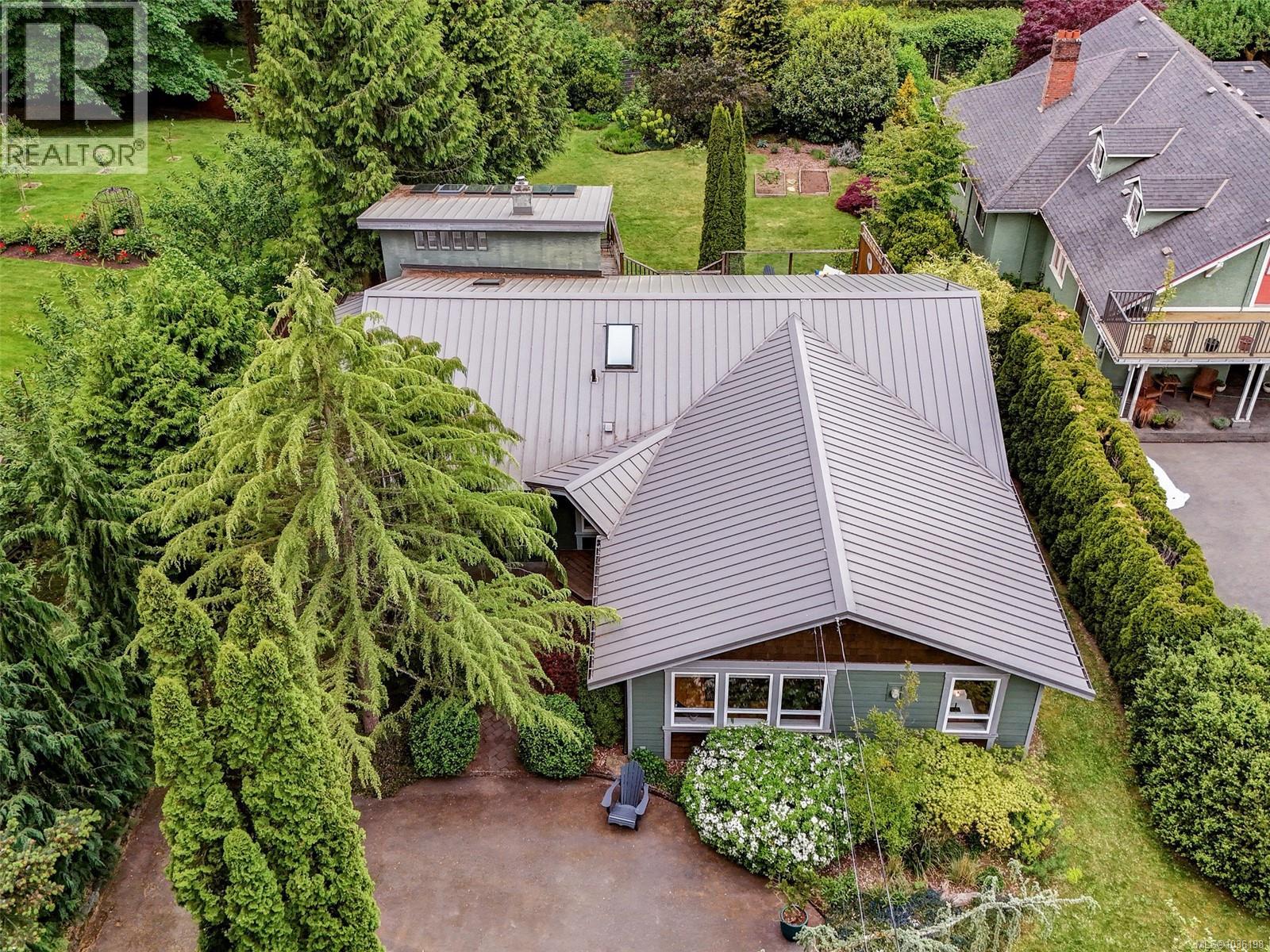  5148 Santa Clara Avenue, Saanich