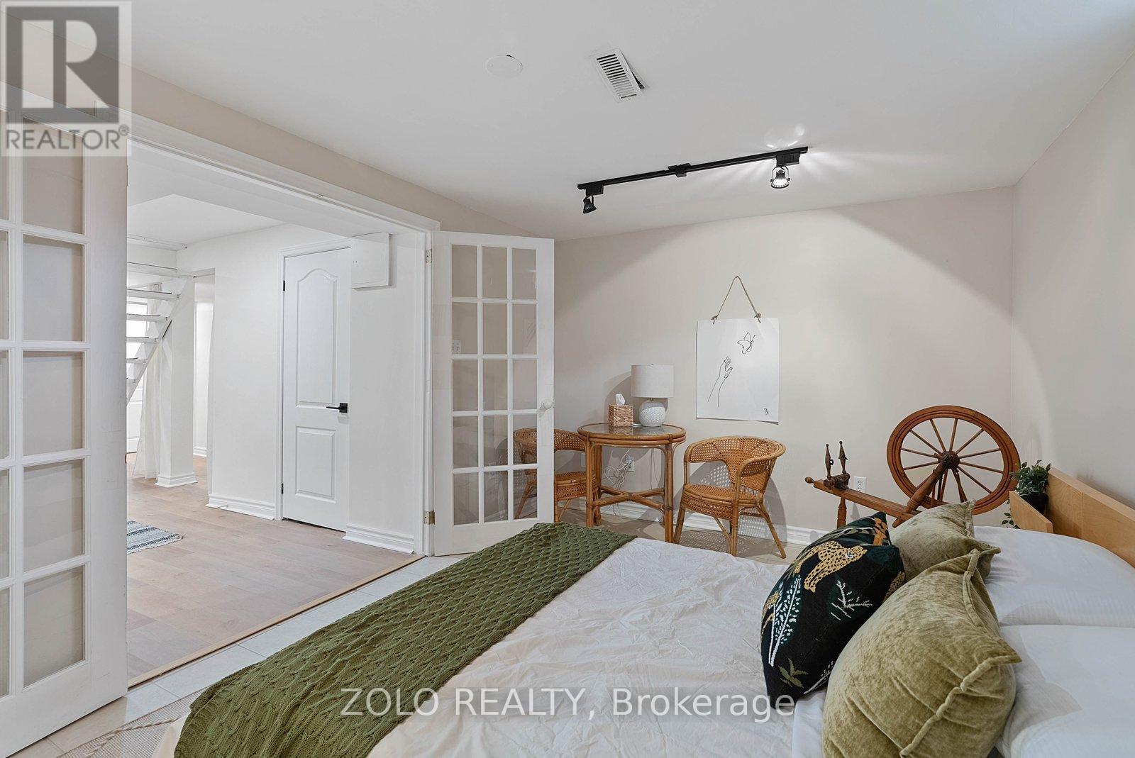 10 COLES AVENUE - 24