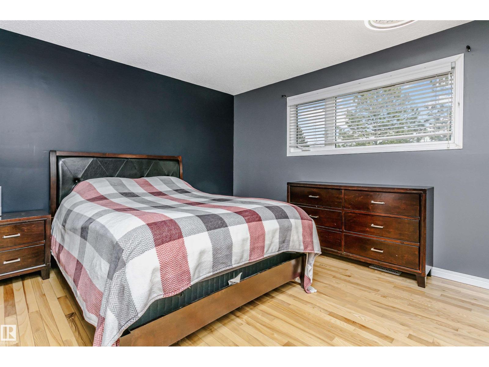 4708 45 ST - 15