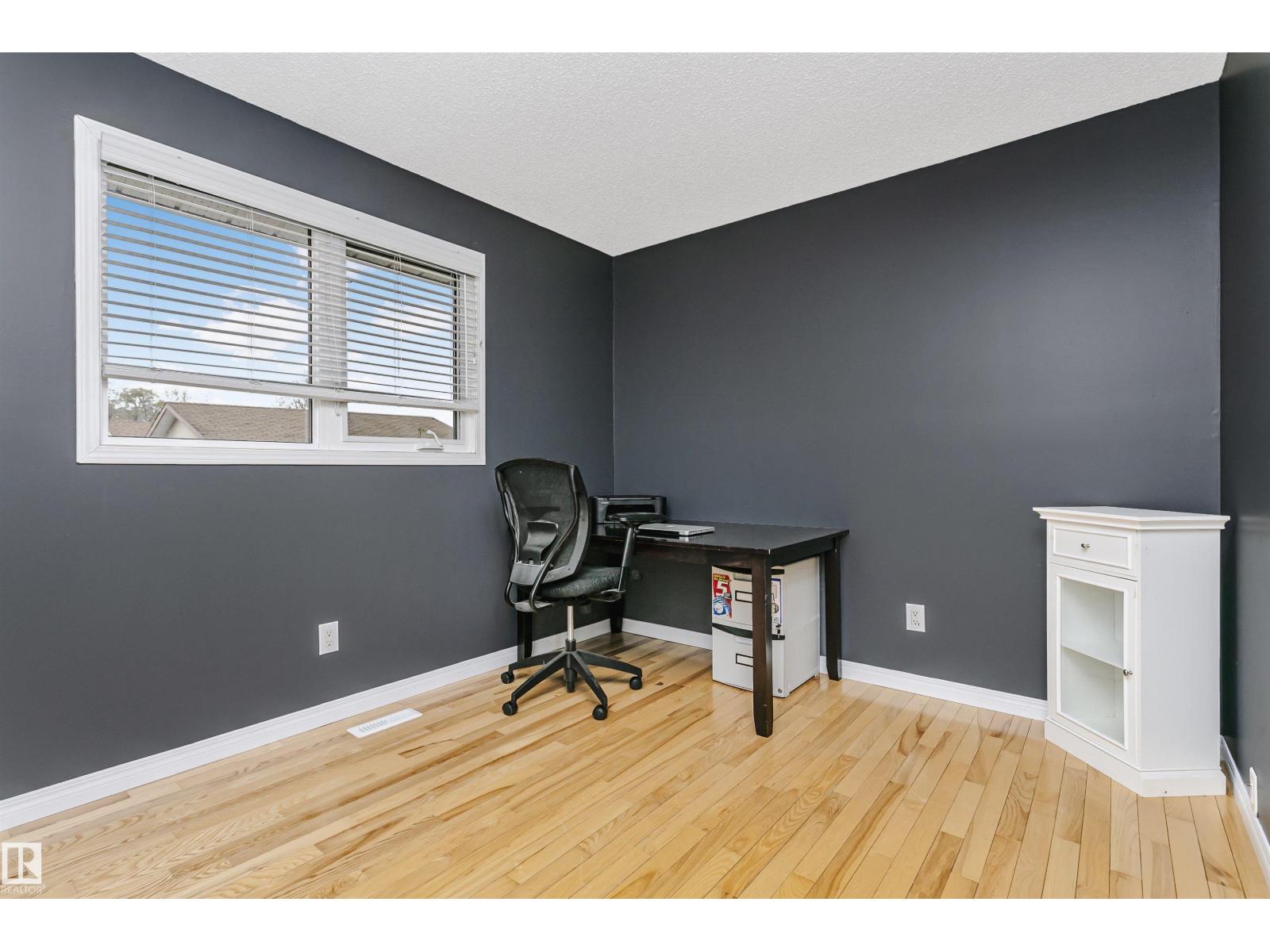 4708 45 ST - 20