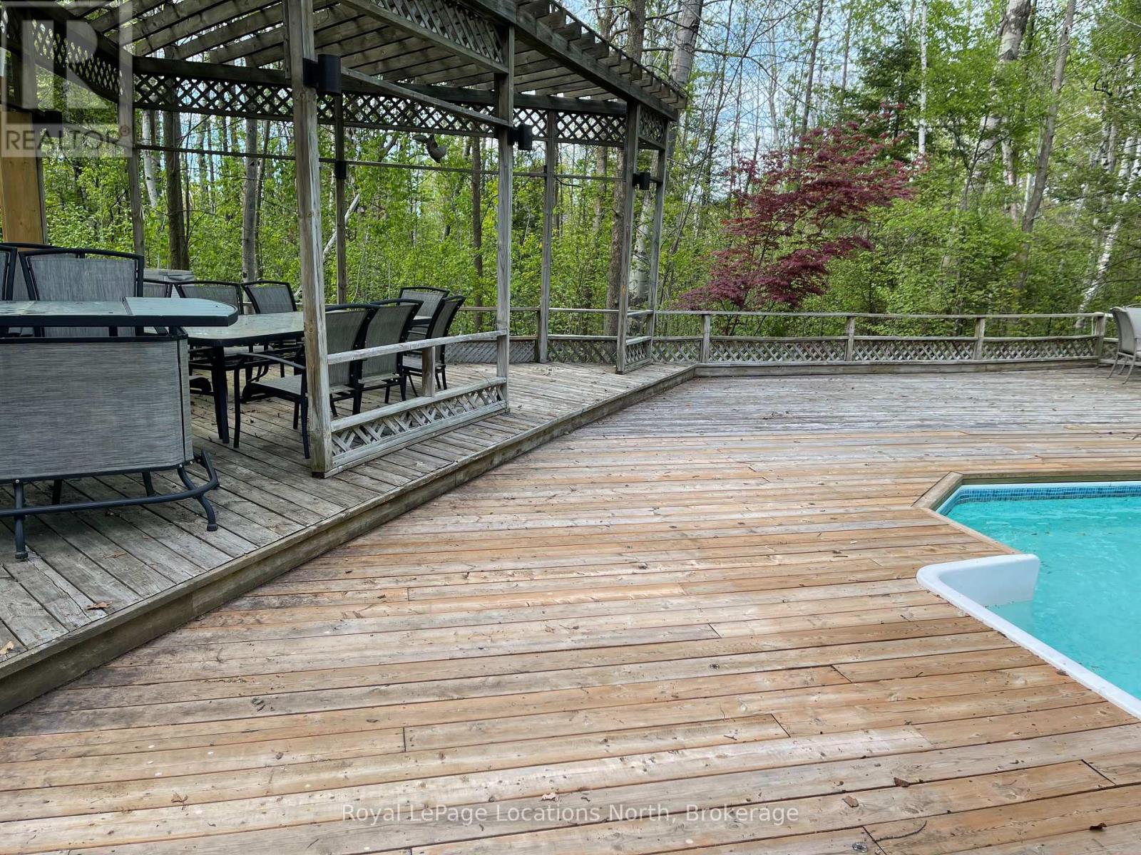 deck eating area