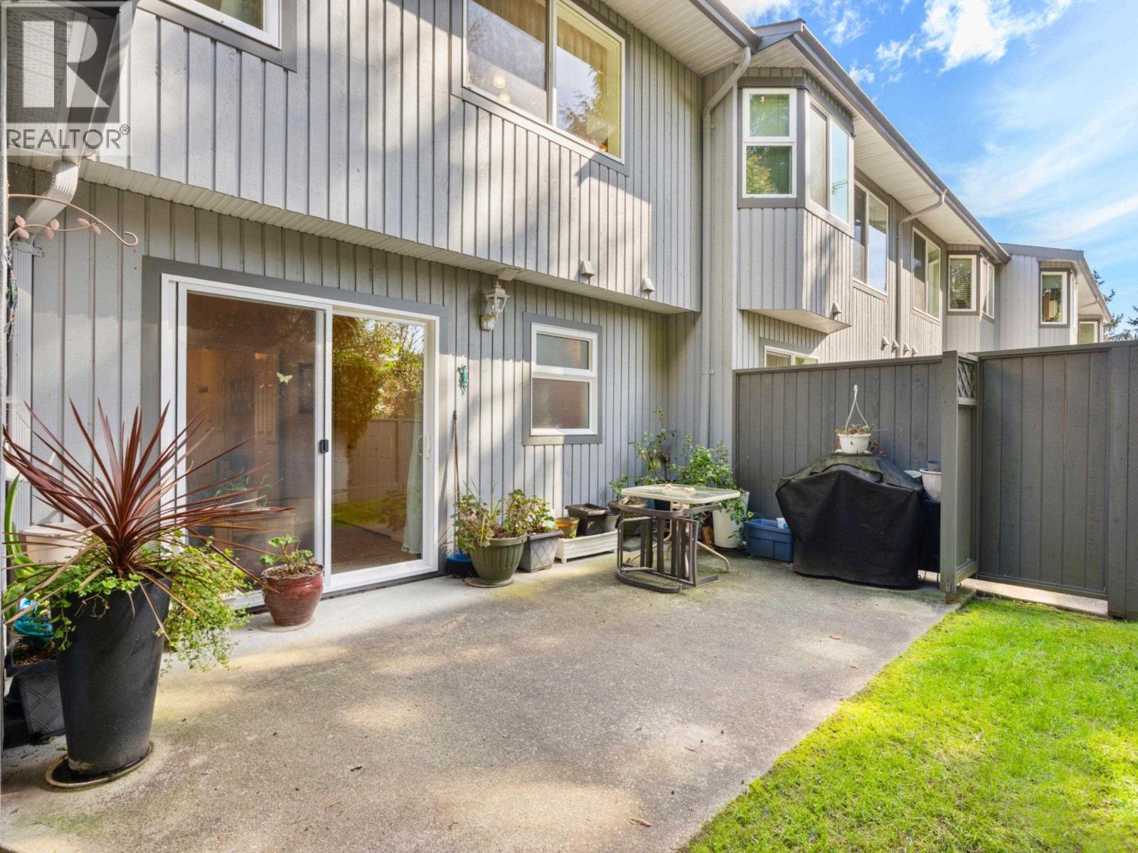 38 5761 WHARF AVENUE, Sechelt