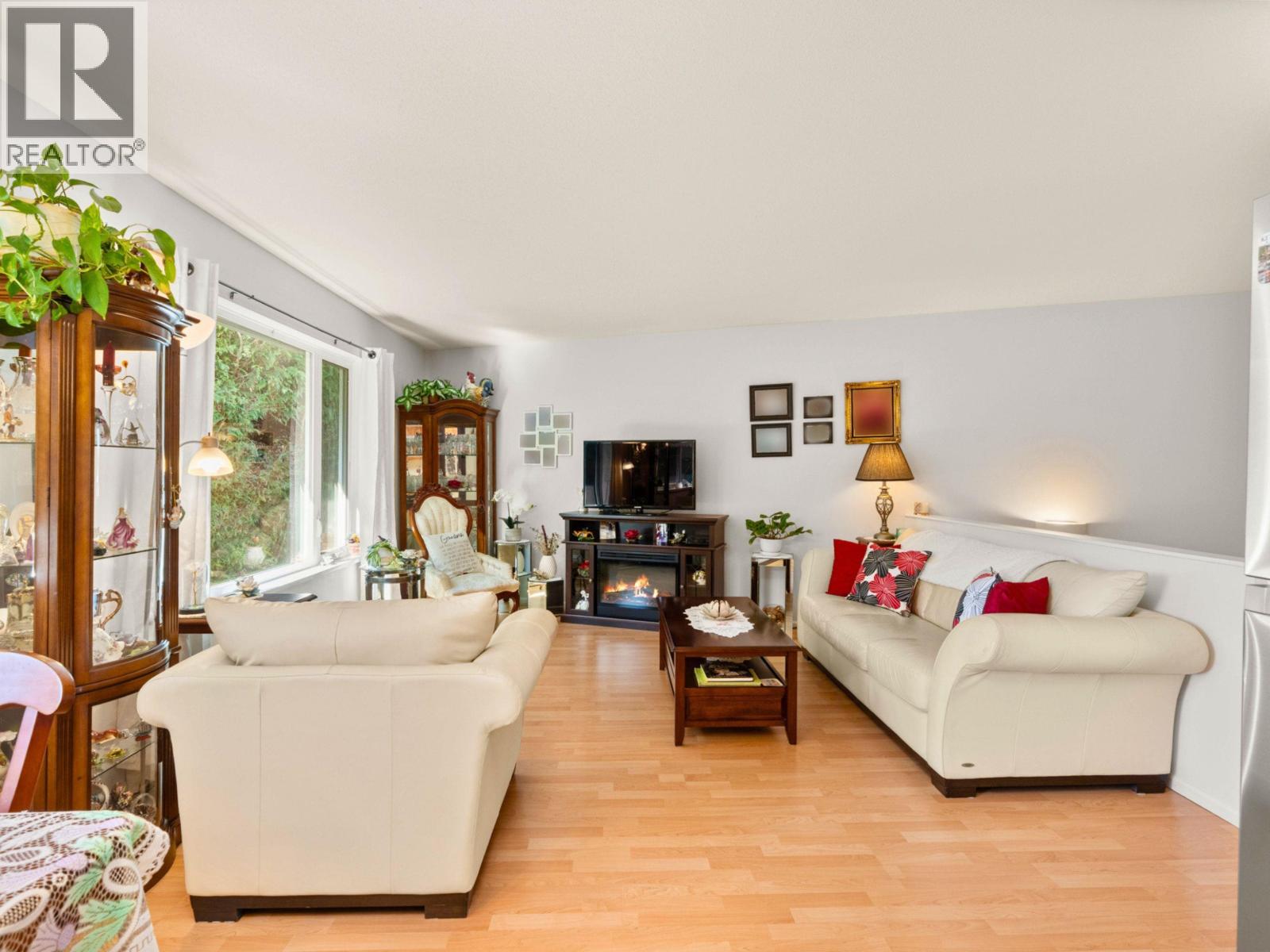 38 5761 WHARF AVENUE, Sechelt