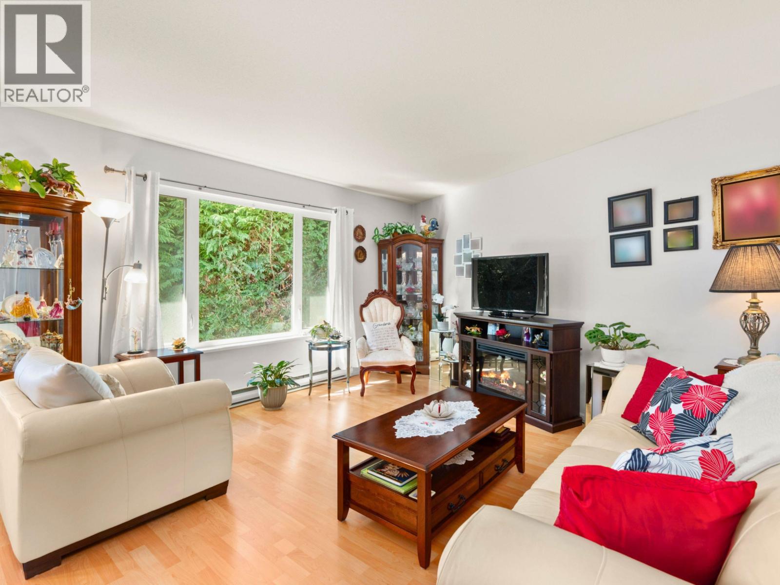 38 5761 WHARF AVENUE, Sechelt