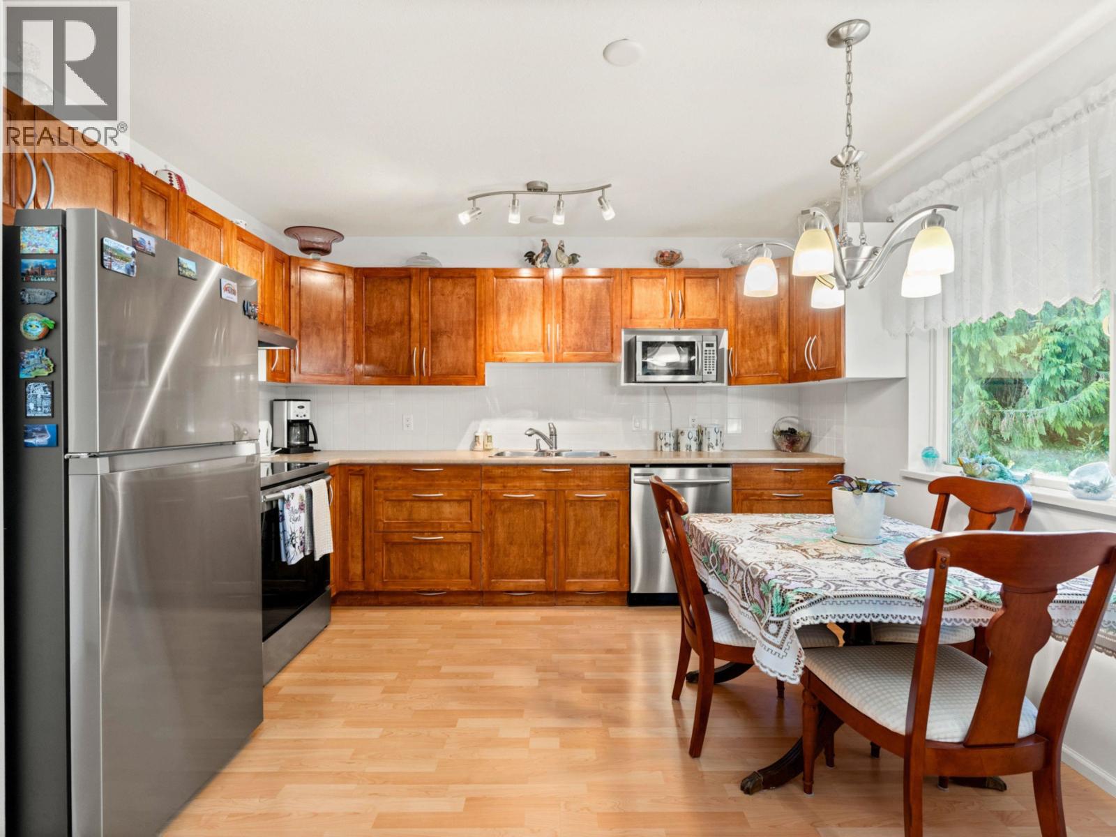 38 5761 WHARF AVENUE, Sechelt