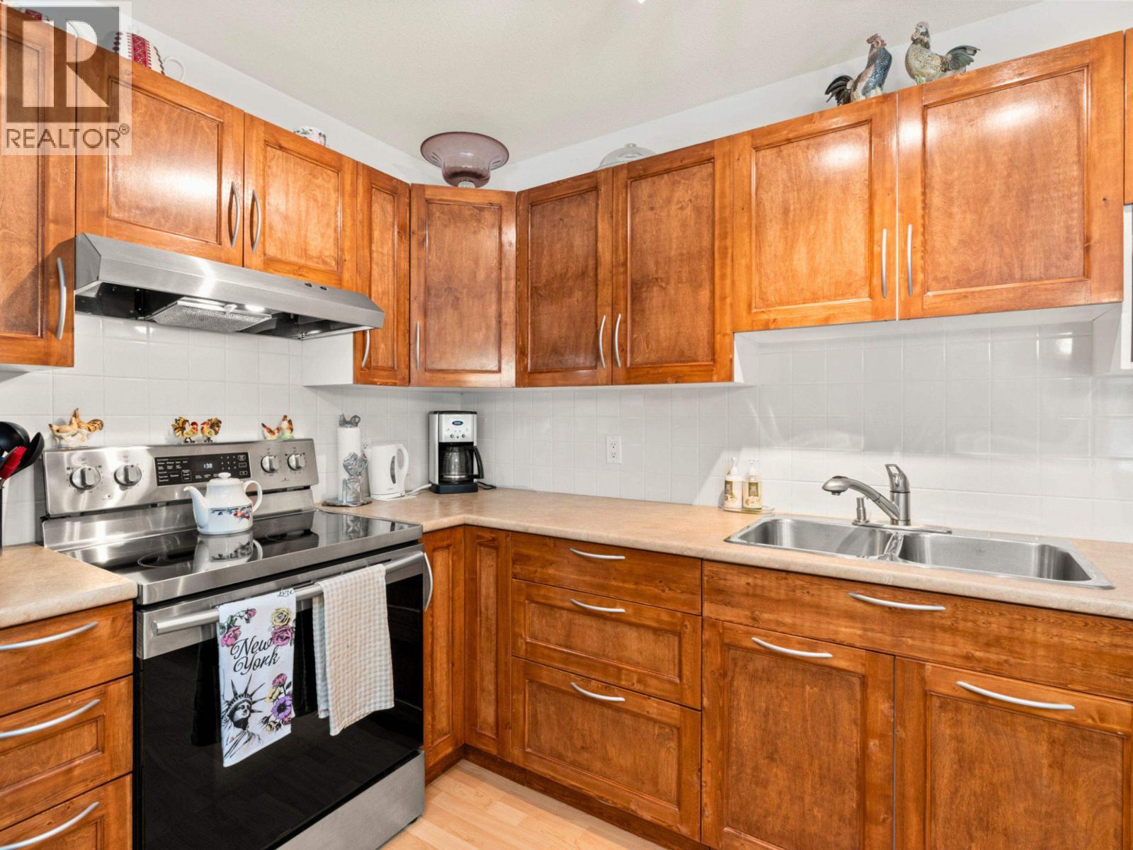 38 5761 WHARF AVENUE, Sechelt
