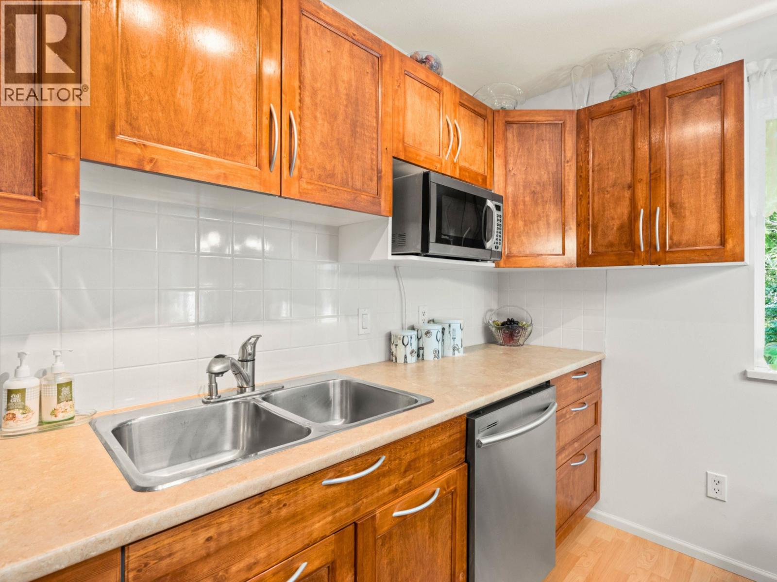 38 5761 WHARF AVENUE, Sechelt
