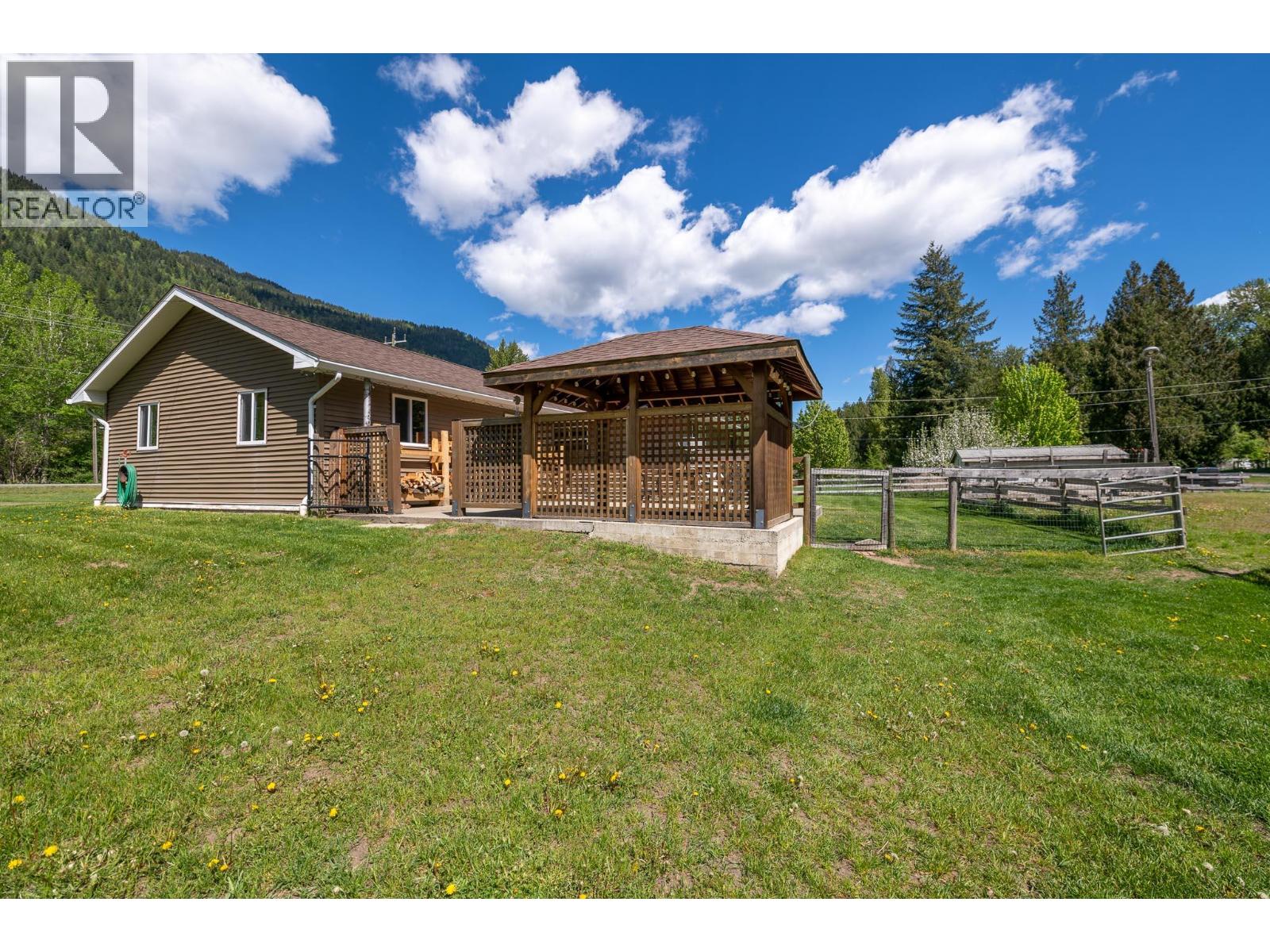 8895 Highway 6 Highway, Salmo