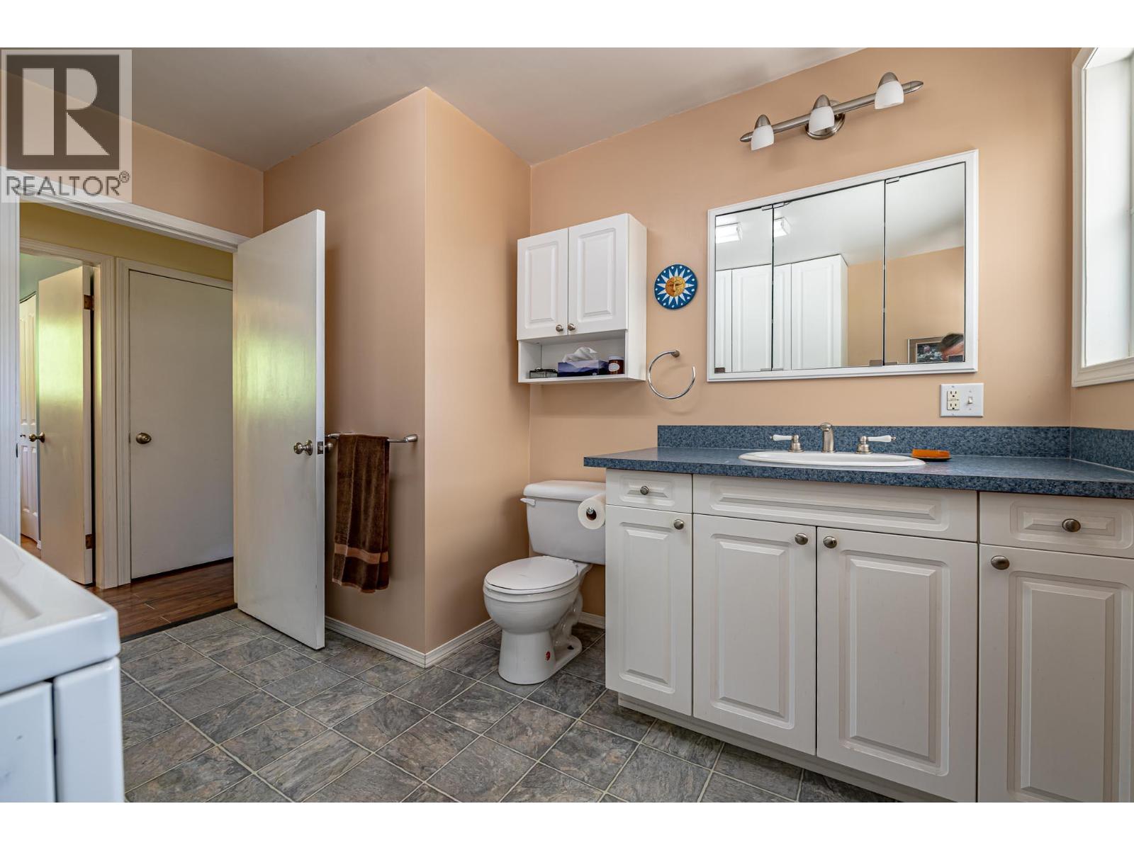 8895 Highway 6 Highway, Salmo