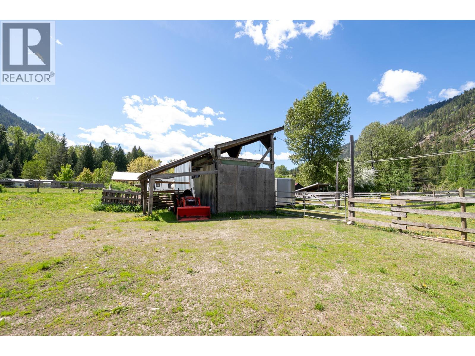 8895 Highway 6 Highway, Salmo