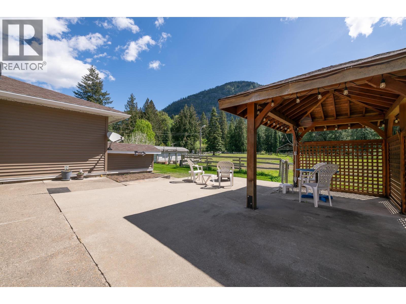 8895 Highway 6 Highway, Salmo