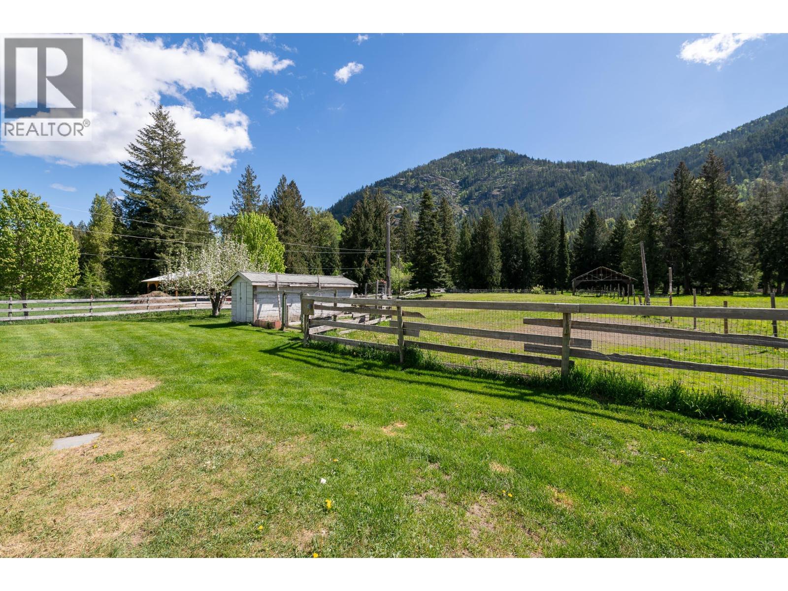 8895 Highway 6 Highway, Salmo