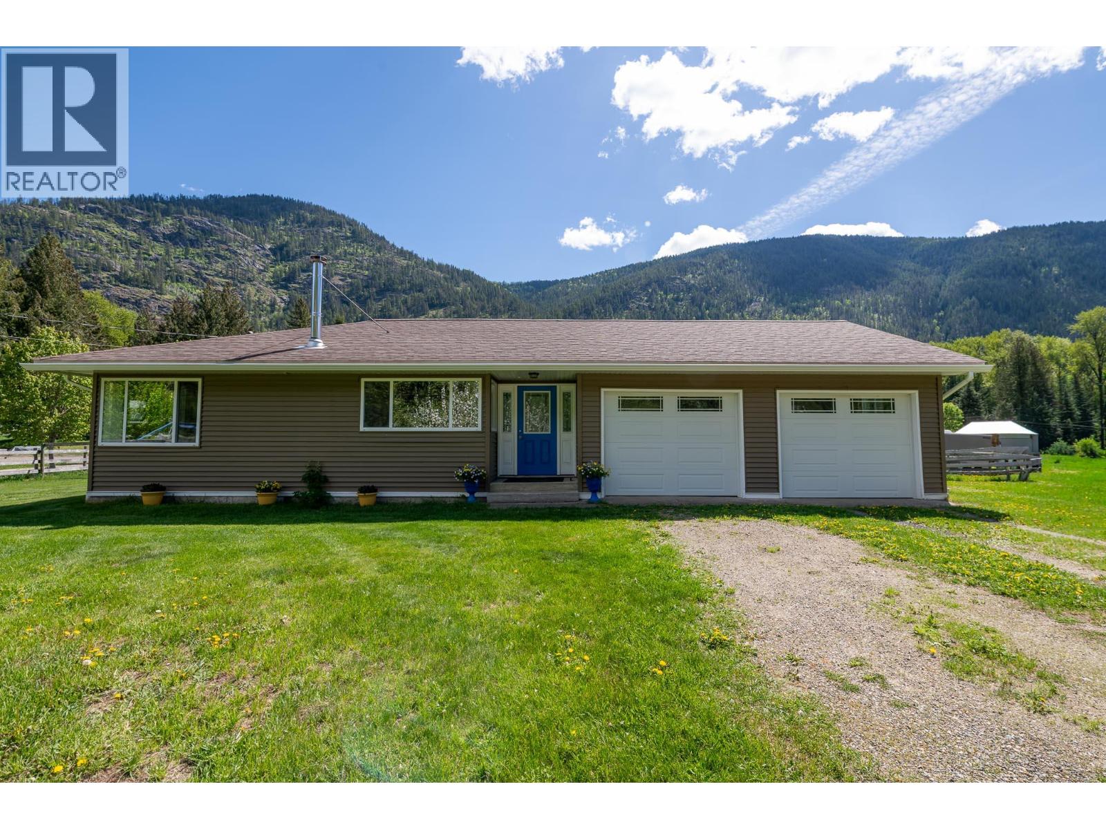 8895 Highway 6 Highway, Salmo