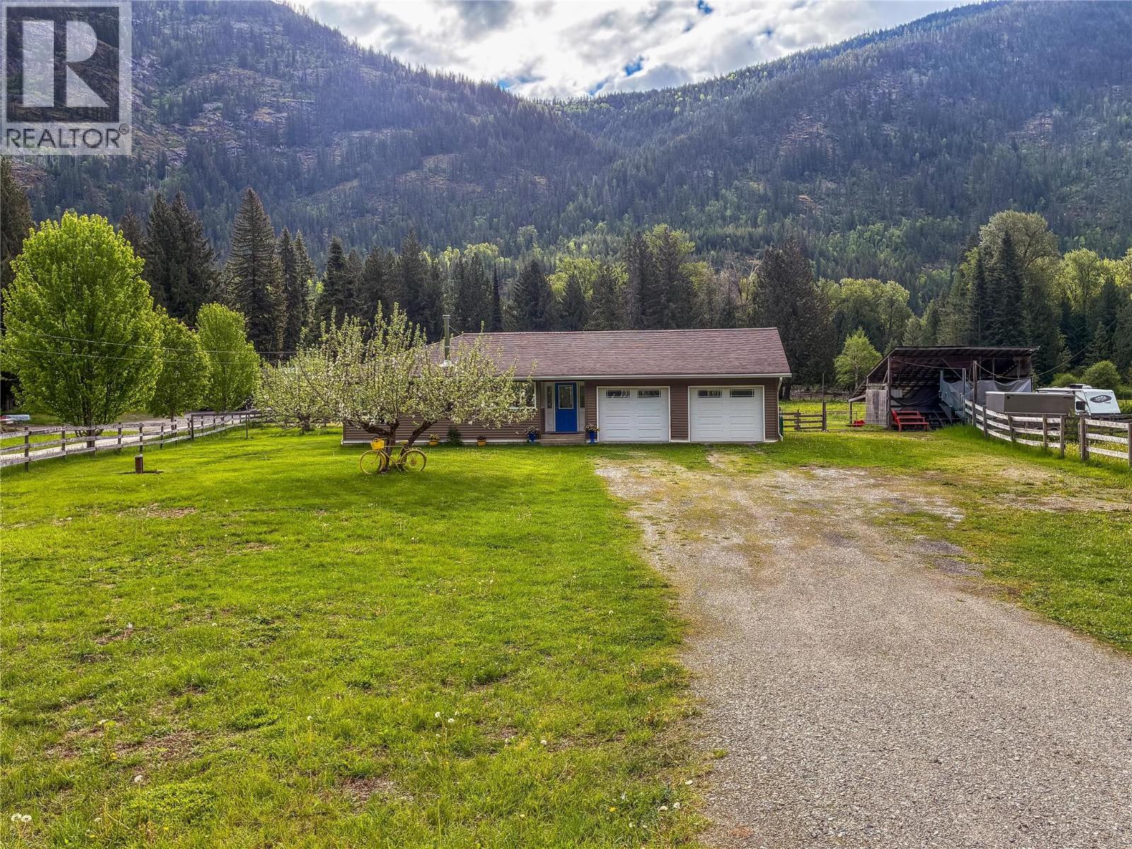8895 Highway 6 Highway, Salmo