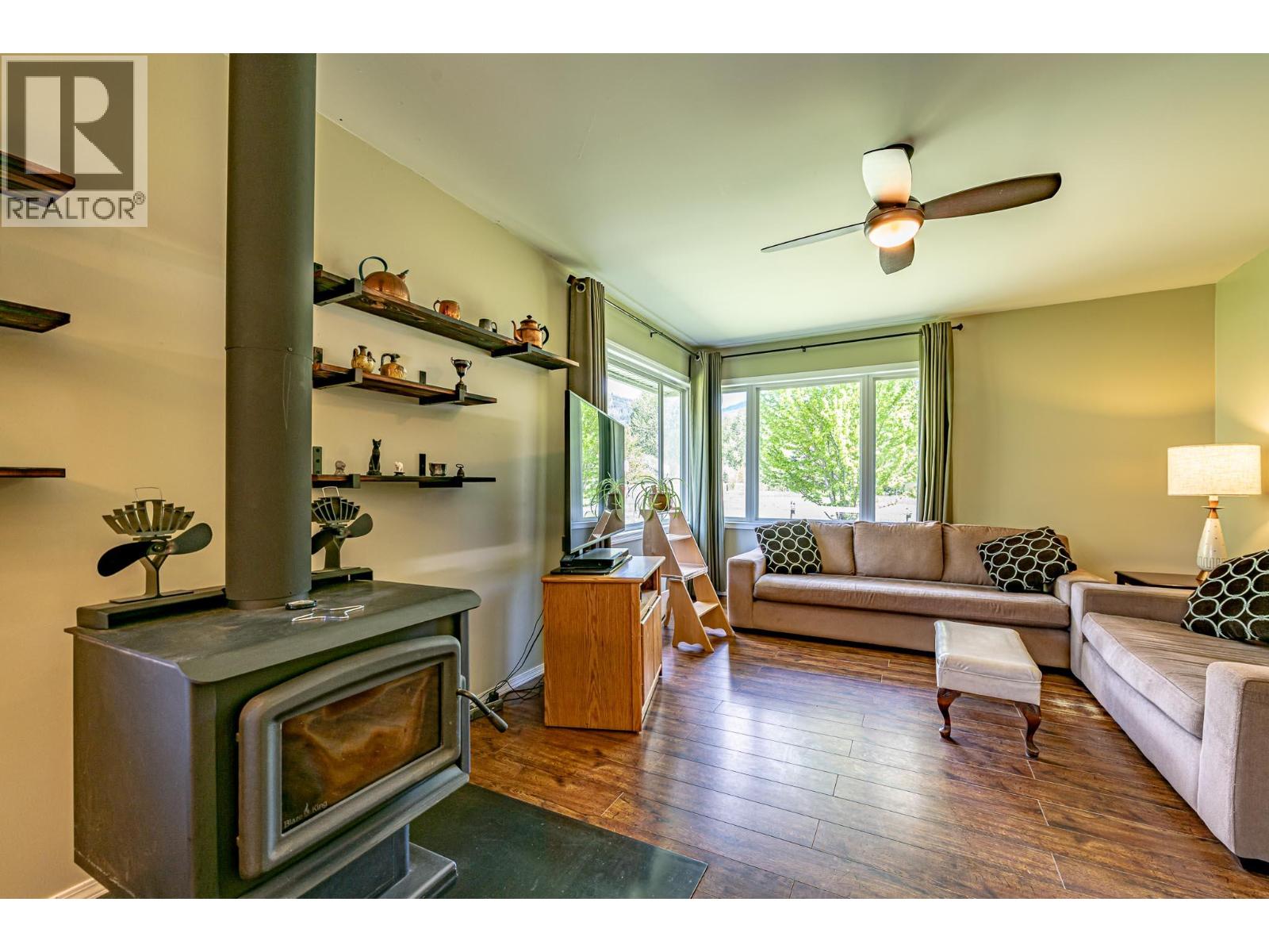 8895 Highway 6 Highway, Salmo