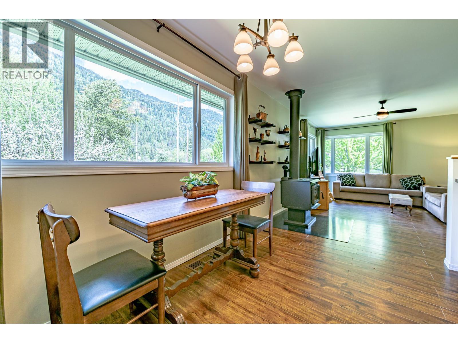 8895 Highway 6 Highway, Salmo