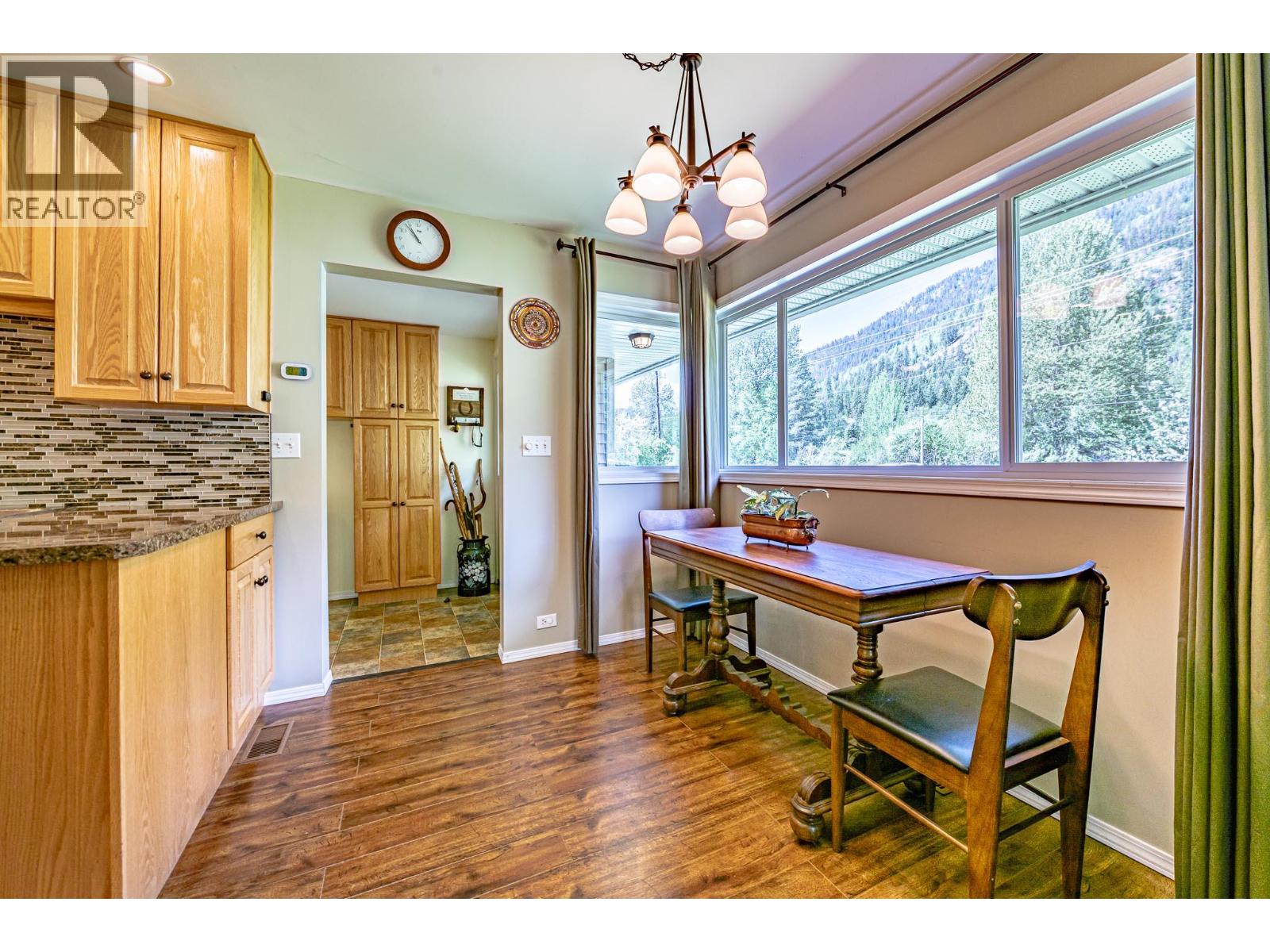 8895 Highway 6 Highway, Salmo