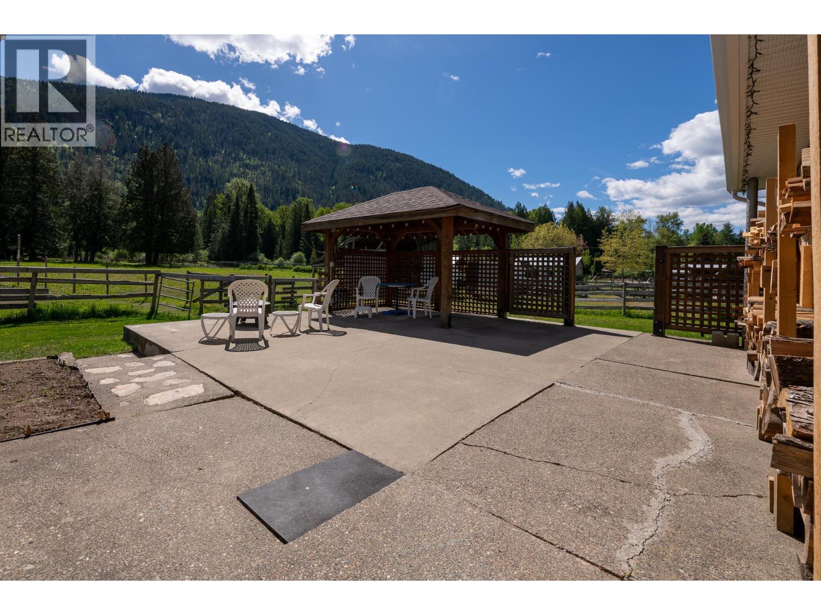 8895 Highway 6 Highway, Salmo