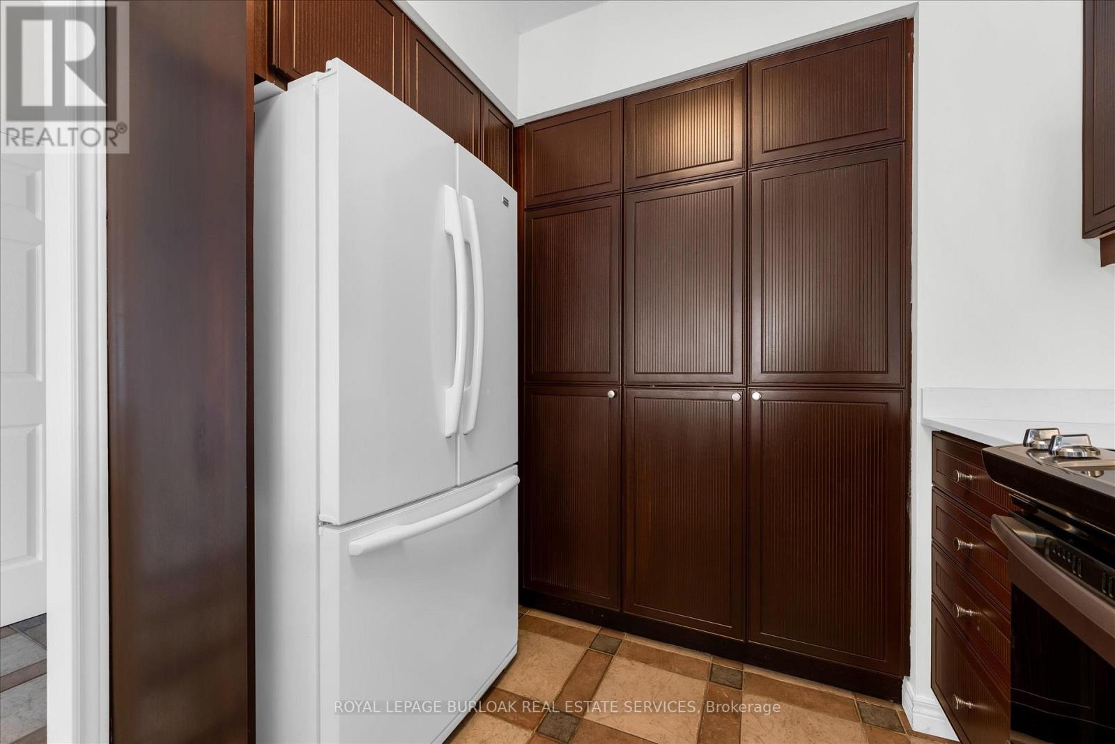 1389 LAKESHORE ROAD - 39