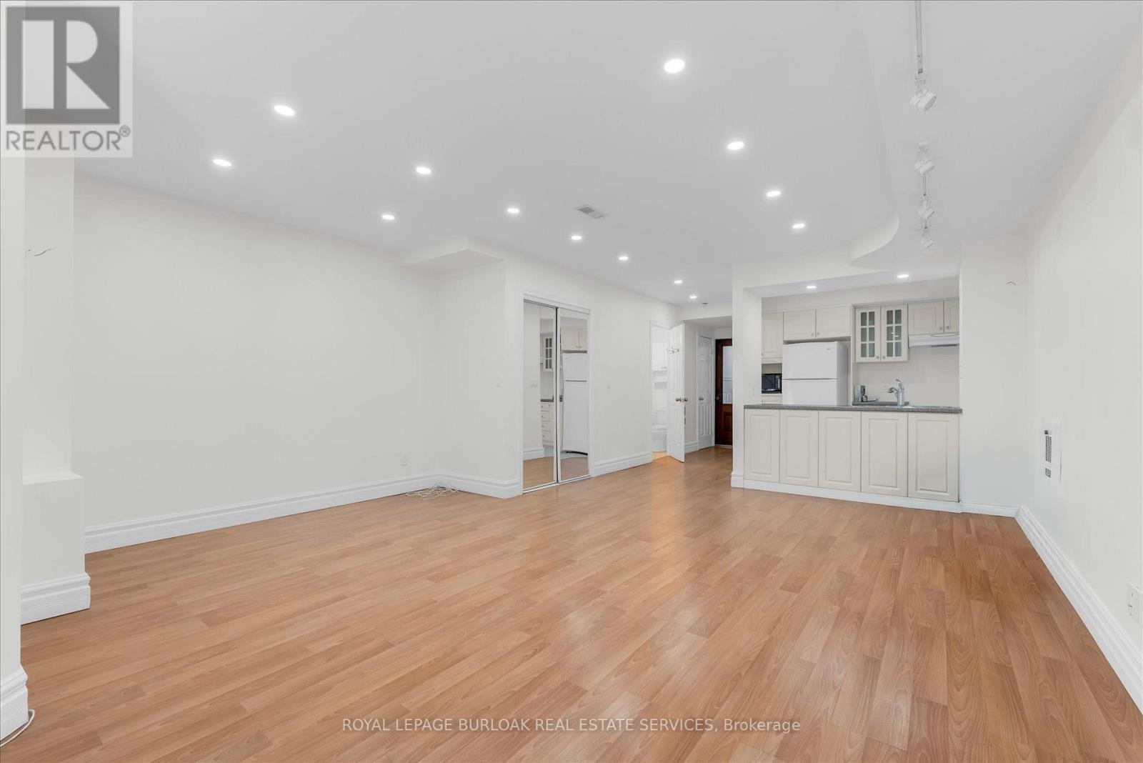 1389 LAKESHORE ROAD - 44