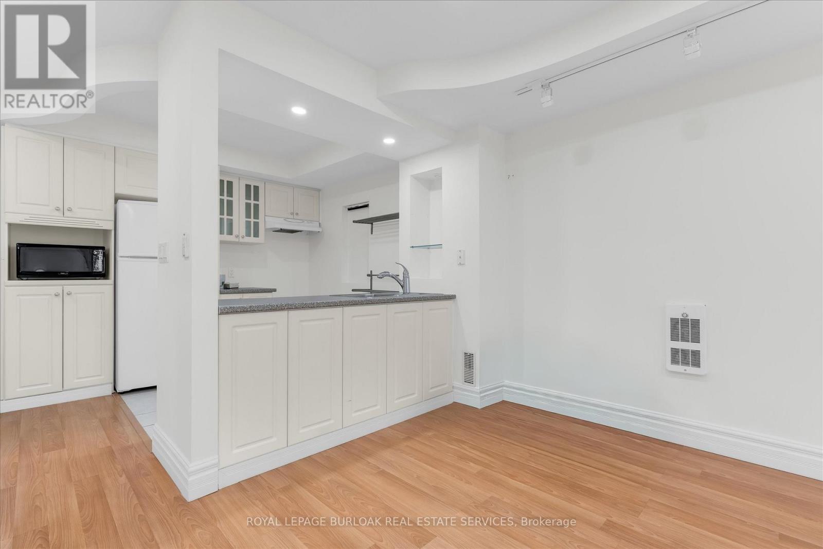 1389 LAKESHORE ROAD - 46