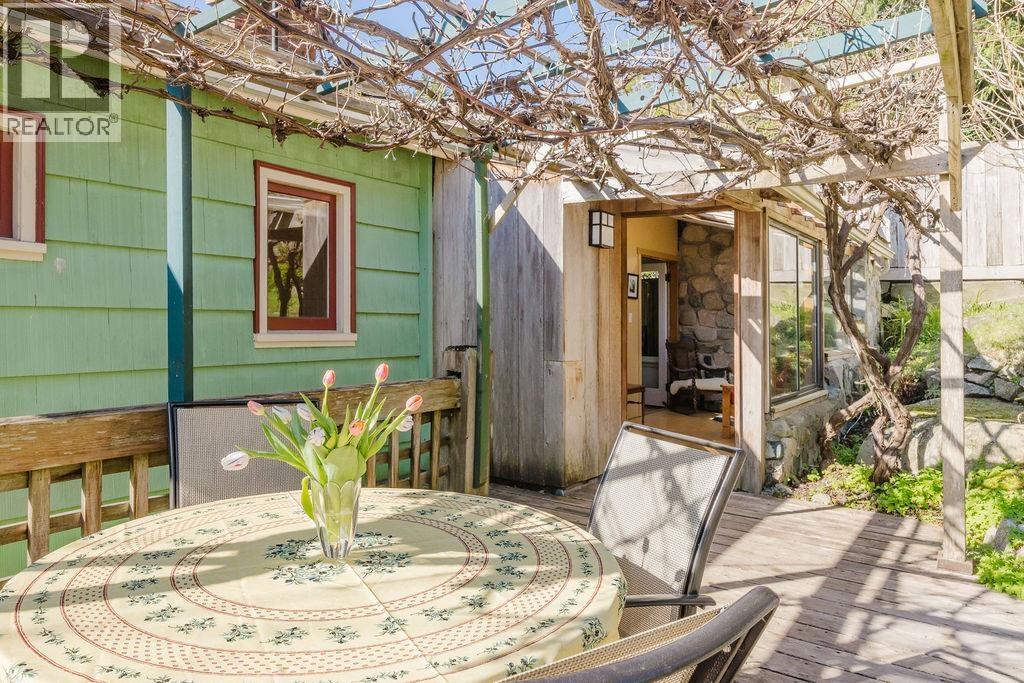 466 CENTRAL AVENUE, Gibsons