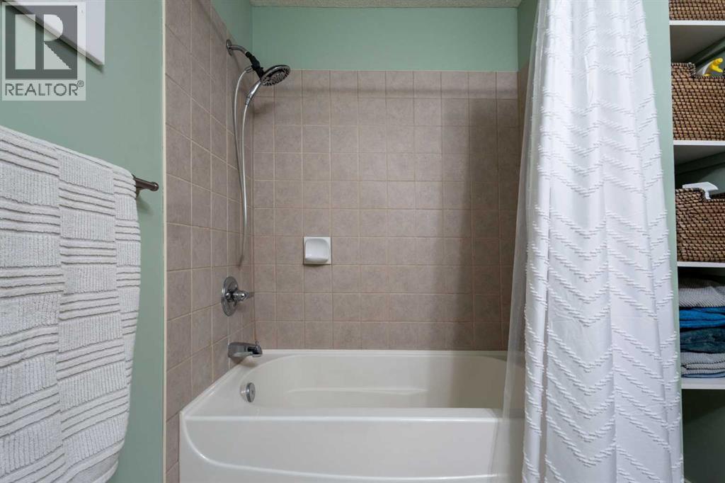 #1 108 Village Heights SW - 33