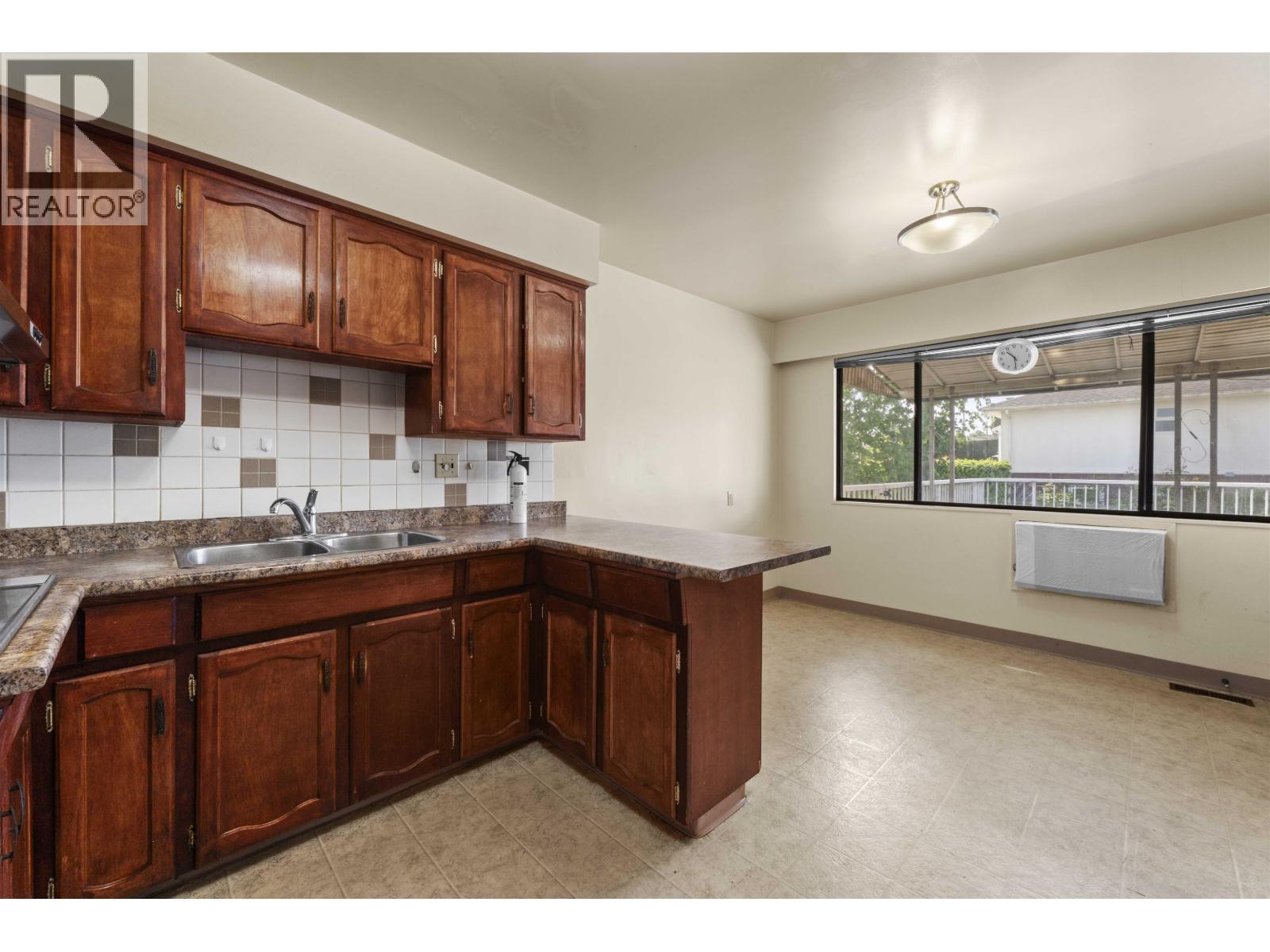 2514 E 49TH AVENUE — photo 3