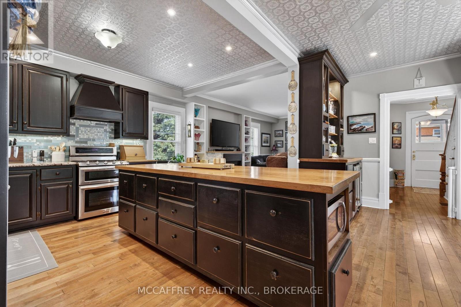 230 CENTRE STREET N - 10