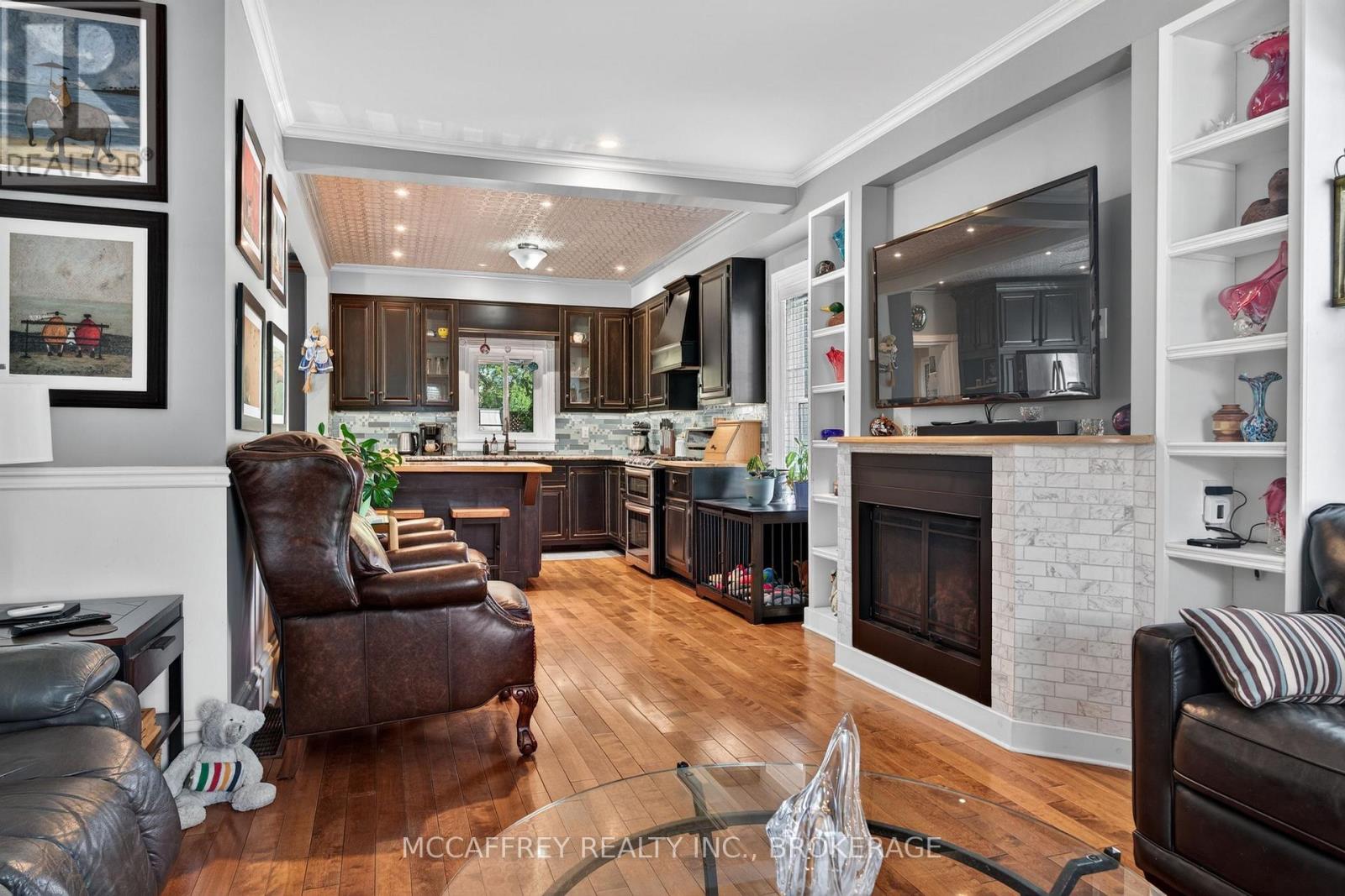 230 CENTRE STREET N - 16