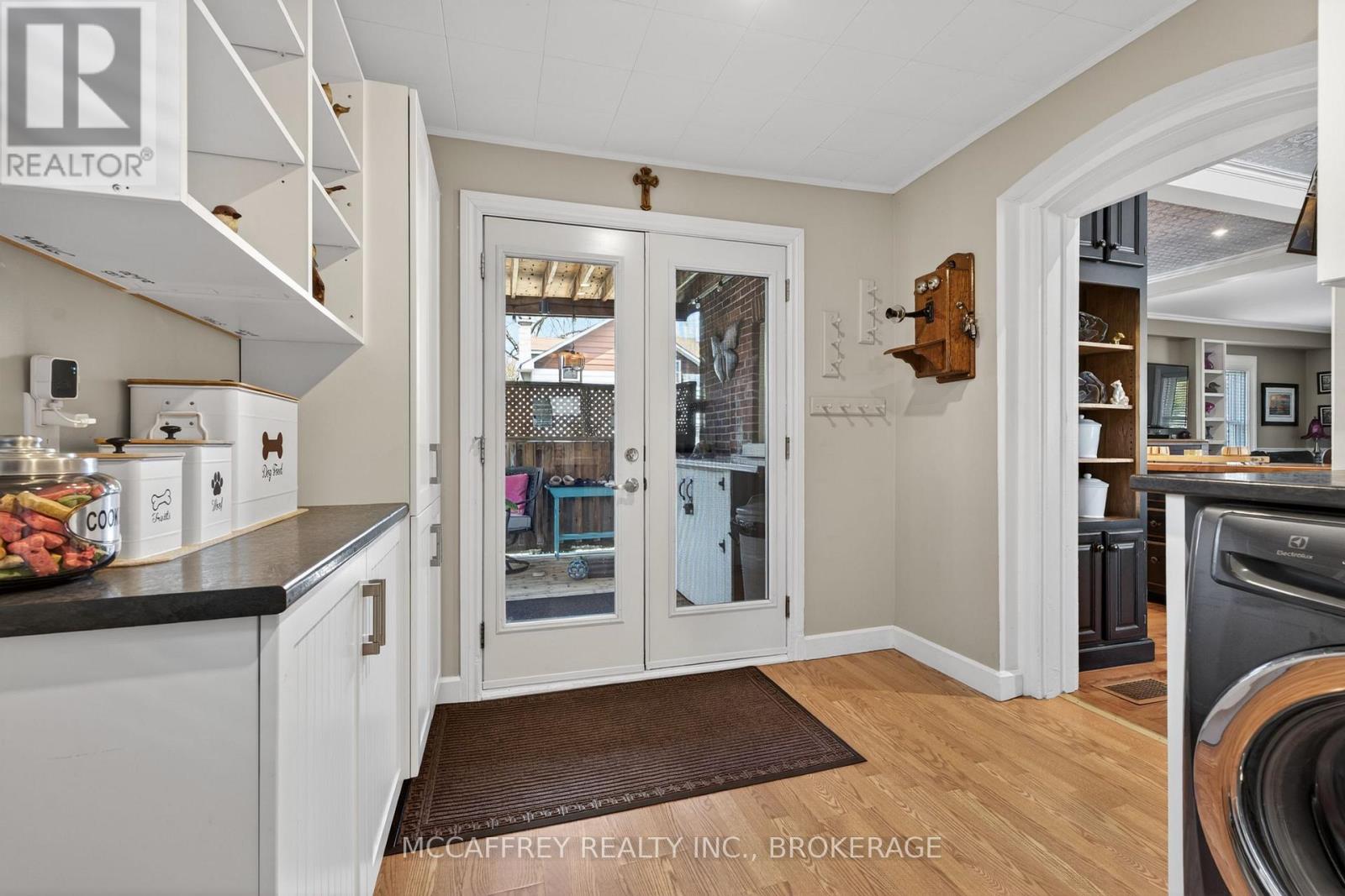 230 CENTRE STREET N - 18