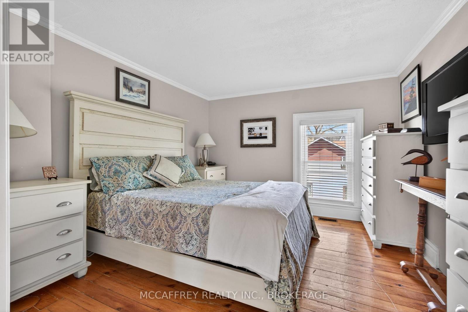 230 CENTRE STREET N - 21