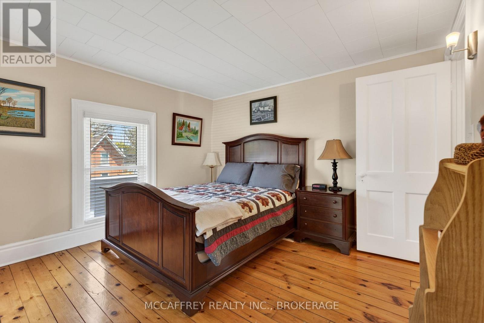 230 CENTRE STREET N - 28