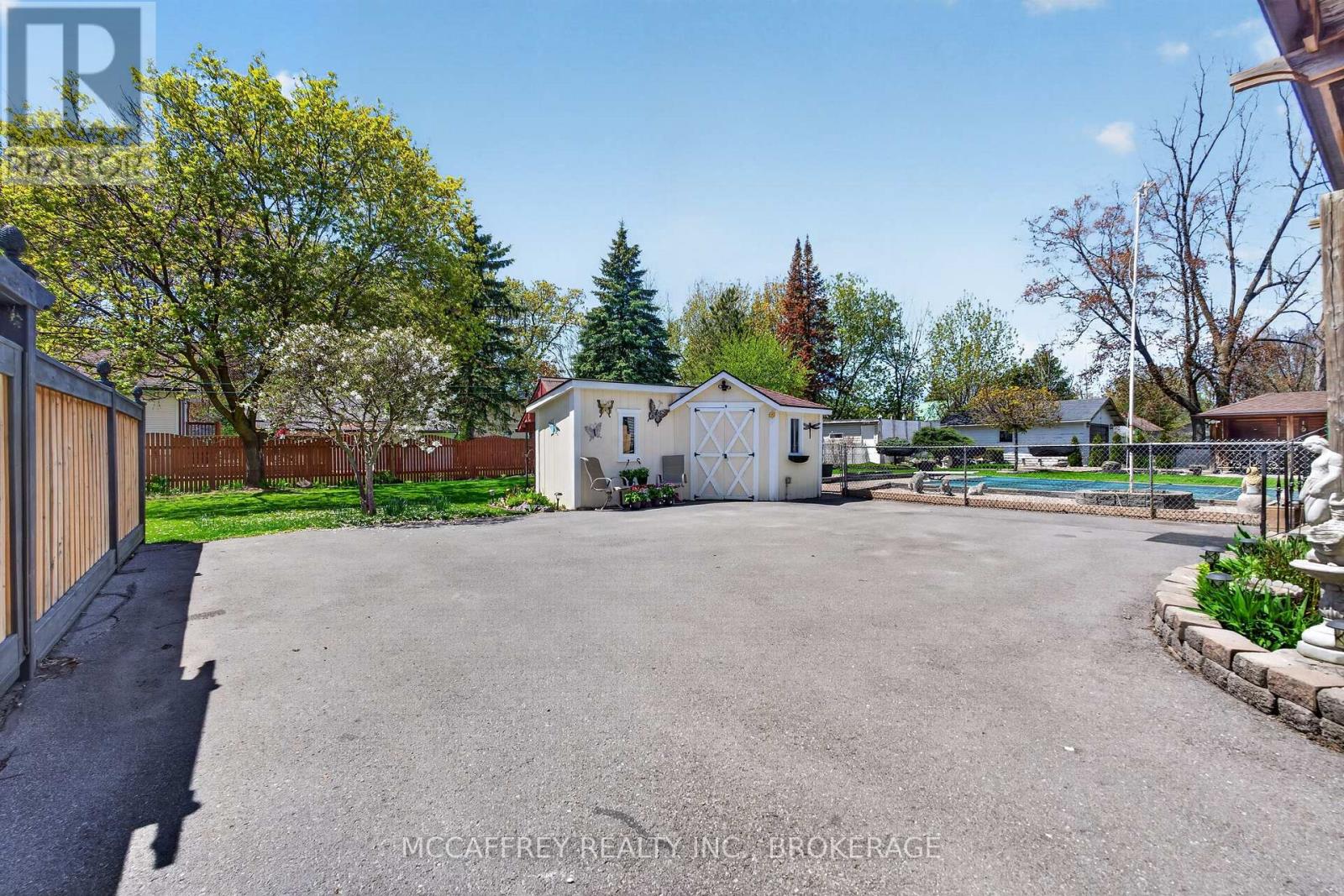 230 CENTRE STREET N - 34