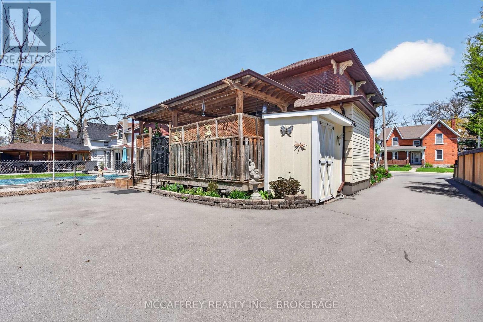 230 CENTRE STREET N - 35