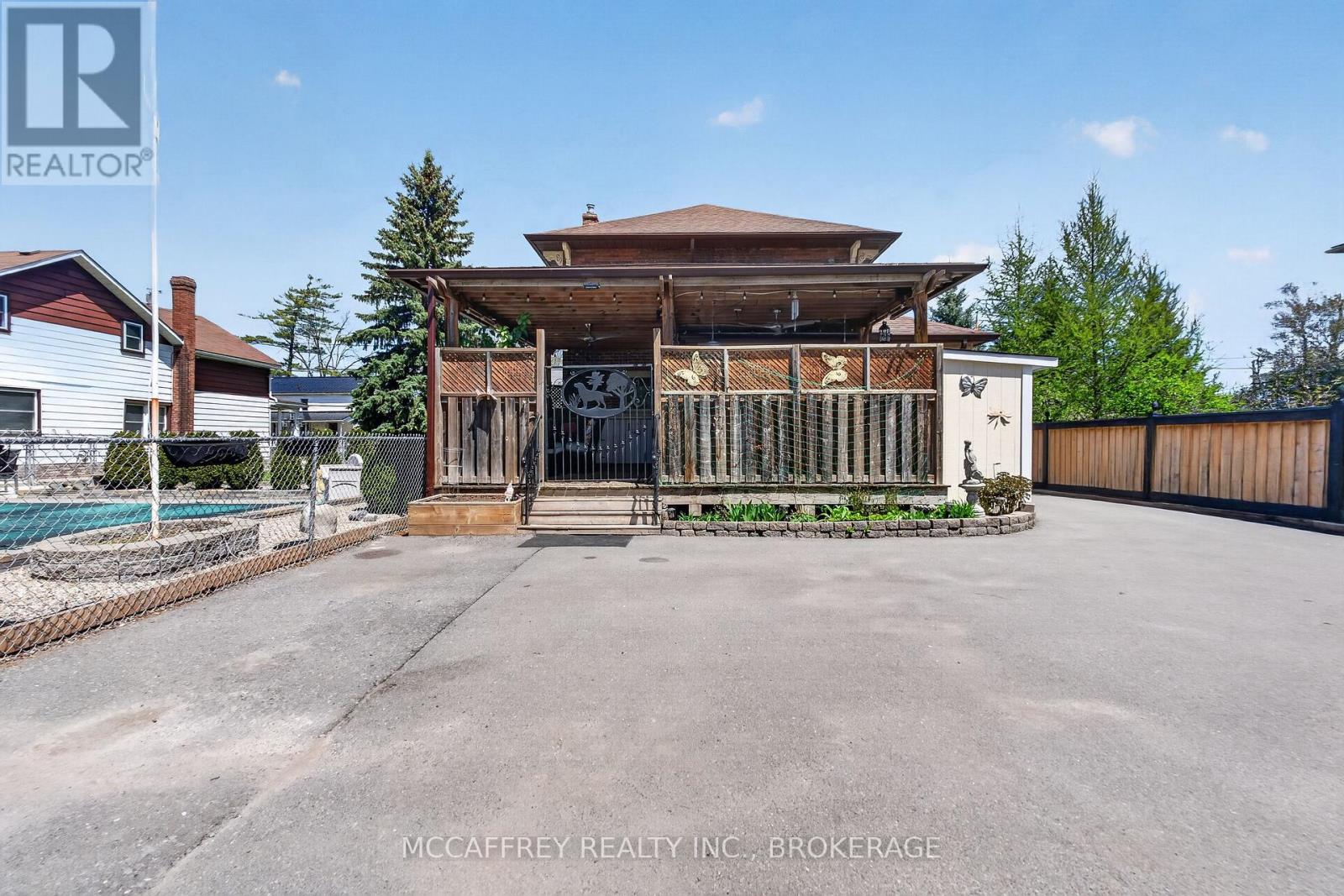 230 CENTRE STREET N - 38