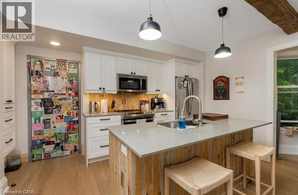 14 YOUNG Street W - 5