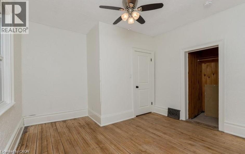 14 YOUNG Street W - 35