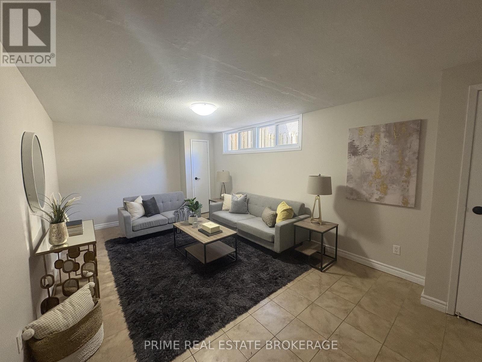 #58 35 WATERMAN AVENUE - 17
